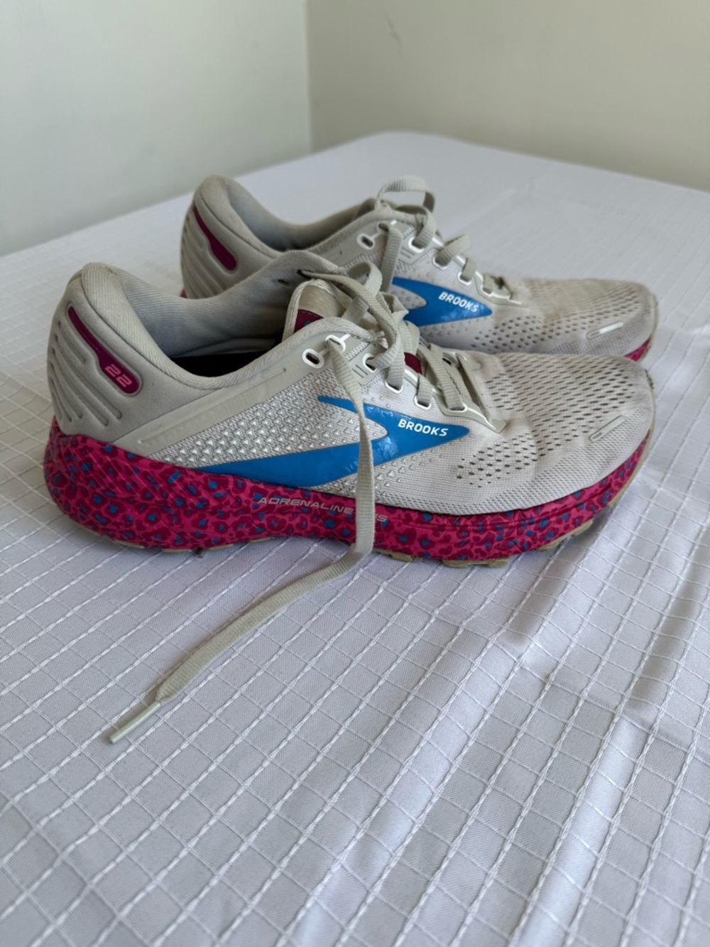 Brooks Womens Adrenaline GTS 22 1203531B160 White Running Shoes Sneakers